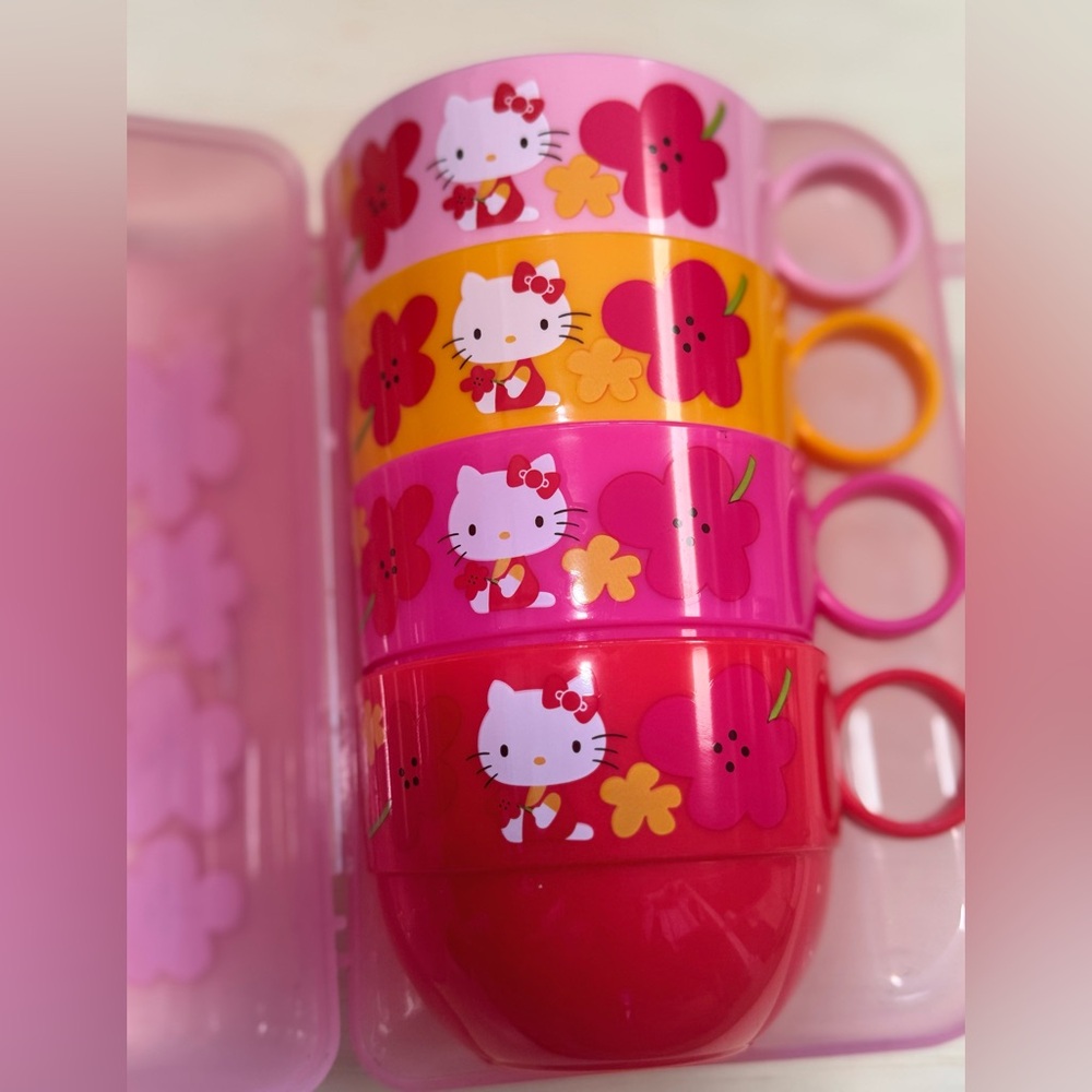 🌸 Hello Kitty Stacking Cup Set in Pink Carry Case – Vintage Sanrio